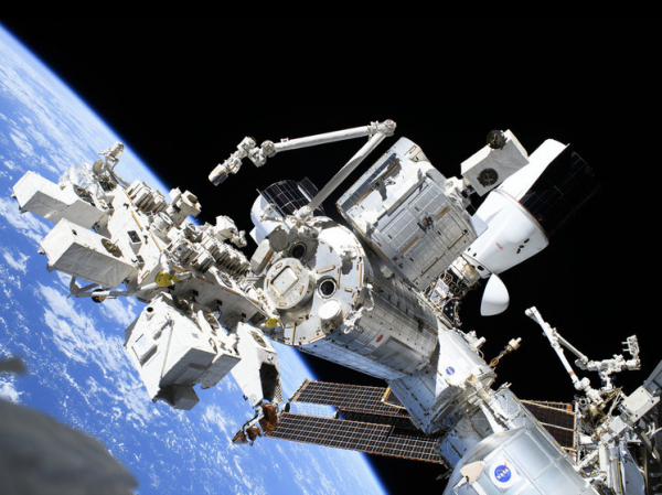 Отстыковка грузового корабля Cargo Dragon от МКС перенесена на 23 мая